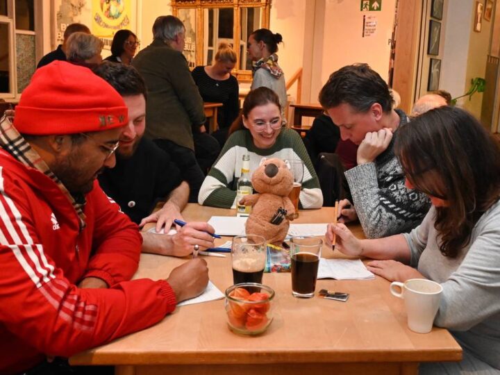 Haus Eifgen in Wermelskirchen: Andy Möller und Herr Dellmann bei der Kneipen-Quiz-Premiere
