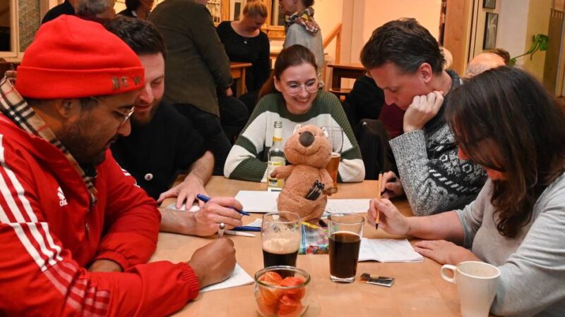 Haus Eifgen in Wermelskirchen: Andy Möller und Herr Dellmann bei der Kneipen-Quiz-Premiere