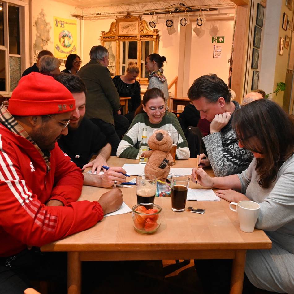 Haus Eifgen in Wermelskirchen: Andy Möller und Herr Dellmann bei der Kneipen-Quiz-Premiere
