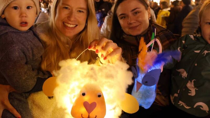 Martinsmarkt und Martinszug in Leverkusen: Leuchtende Laternen und 1000 Weckmänner