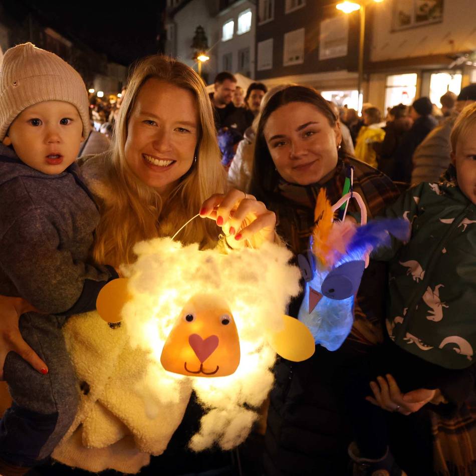 Martinsmarkt und Martinszug in Leverkusen: Leuchtende Laternen und 1000 Weckmänner