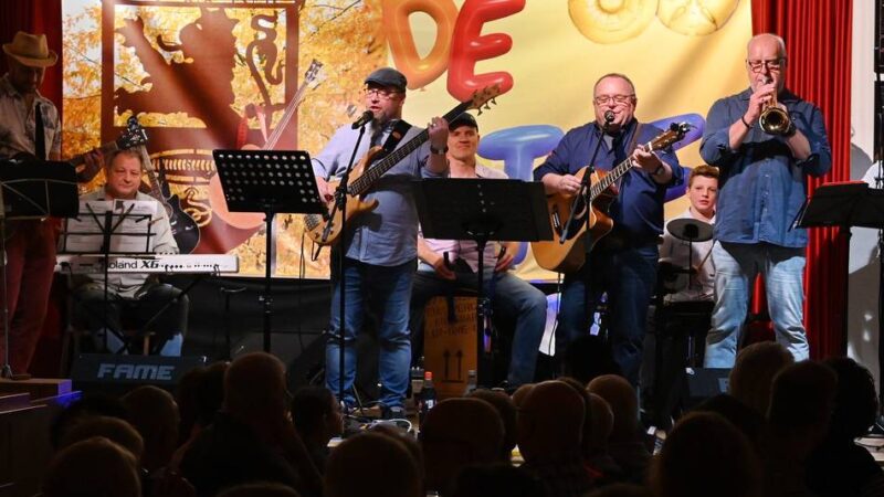 Freches Hückeswagener Duo feiert Jubiläum: Warum bei den „Kütteln“ der Saal bebt