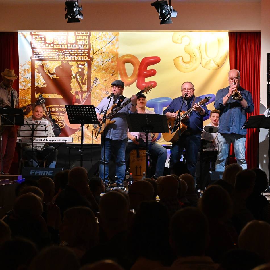 Freches Hückeswagener Duo feiert Jubiläum: Warum bei den „Kütteln“ der Saal bebt