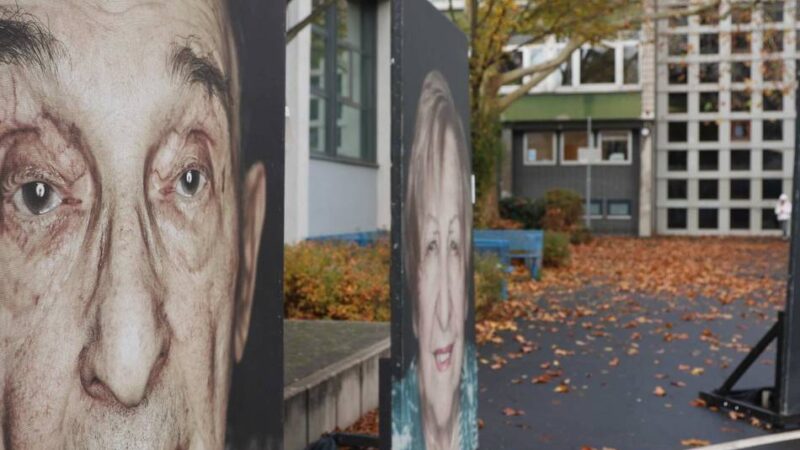 „Kampf gegen Antisemitismus“-Projekt in Leverkusen: Fotoschau auf dem Schulhof