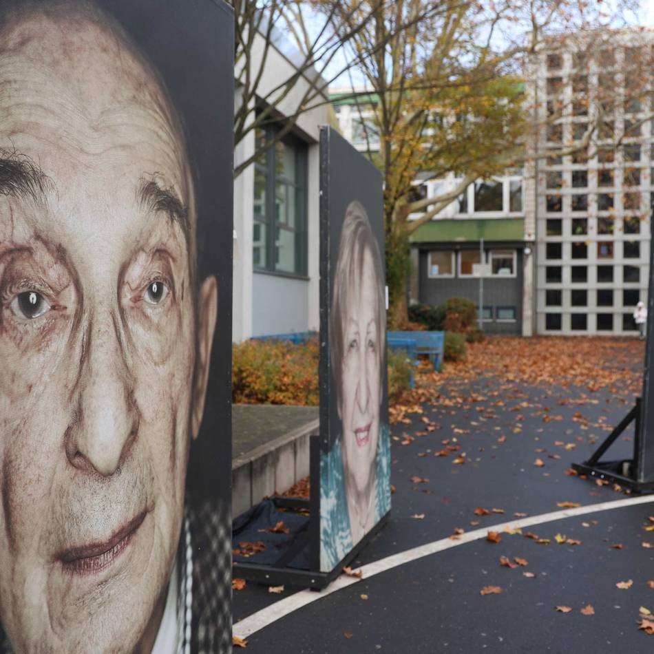 „Kampf gegen Antisemitismus“-Projekt in Leverkusen: Fotoschau auf dem Schulhof