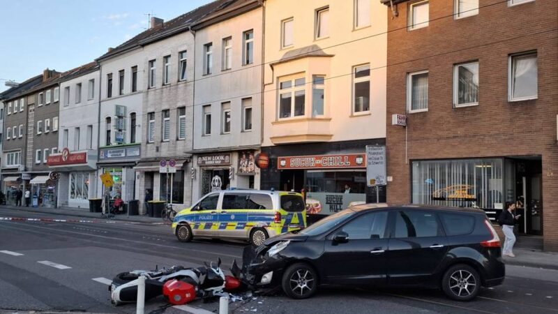 Straßensperrung in Krefeld: Schwerer Unfall auf der Kölner Straße – Motorradfahrer in Lebensgefahr