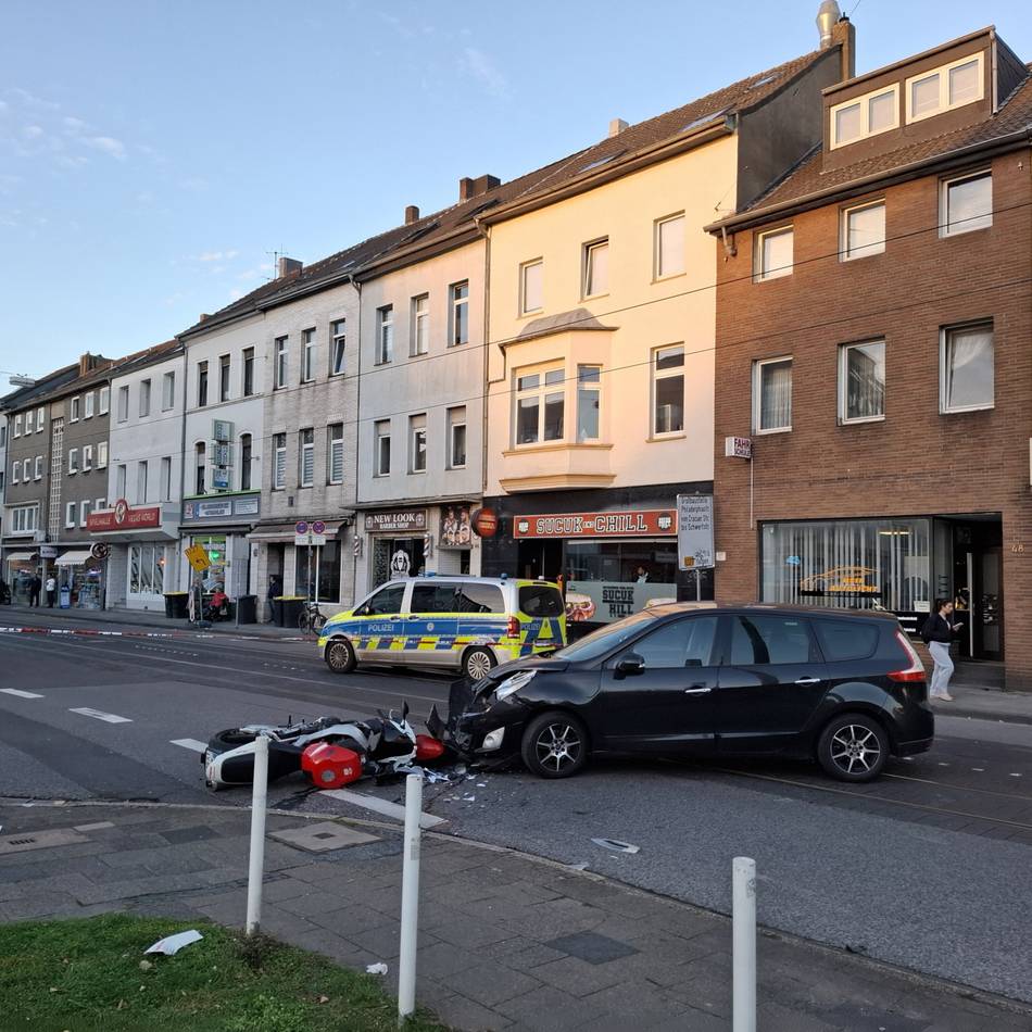 Straßensperrung in Krefeld: Schwerer Unfall auf der Kölner Straße – Motorradfahrer in Lebensgefahr