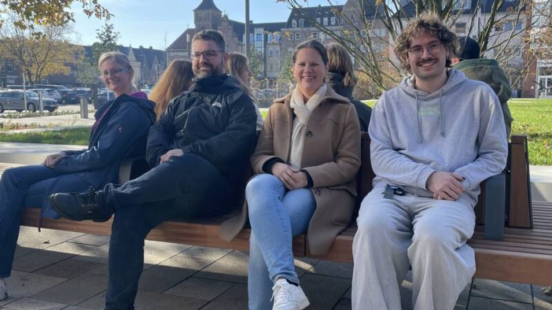 Neugestaltung in Kevelaer: Auf diesen Bänken sollen sich die Gäste am Peter-Plümpe-Platz wohlfühlen