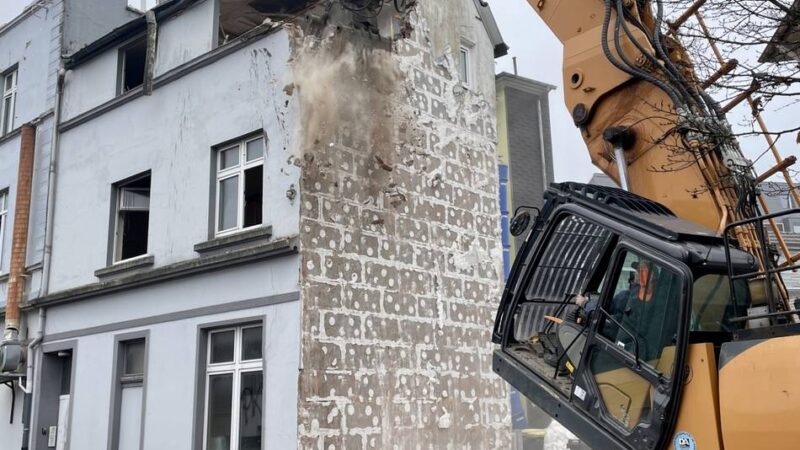 Abrissarbeiten in Wermelskirchen: Die einsturzgefährdete Brandruine verschwindet
