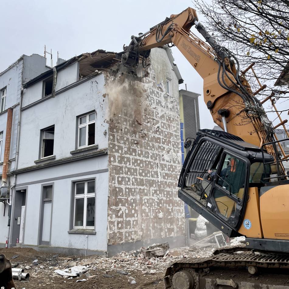 Abrissarbeiten in Wermelskirchen: Die einsturzgefährdete Brandruine verschwindet