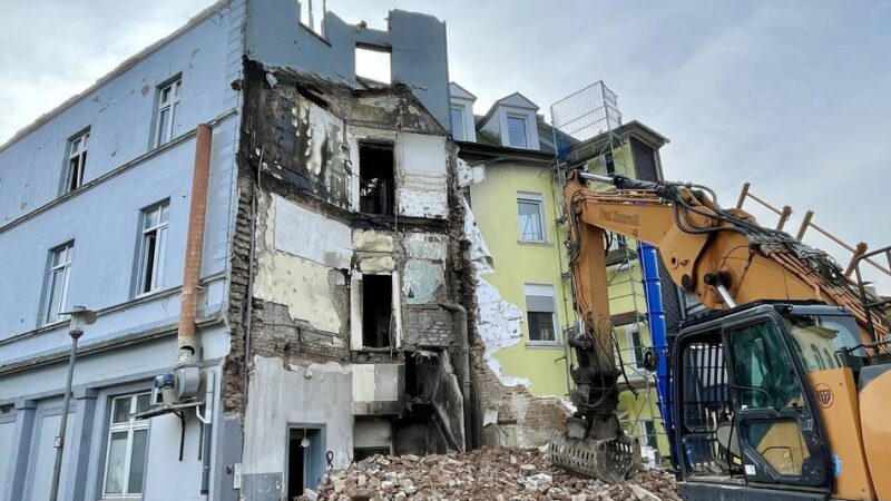 Nach der Brandserie in Wermelskirchen: Spuren des Feuers kommen bei Abriss ans Licht