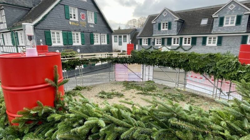 Adventszeit in Wermelskirchen: Gerüst verwandelt sich in Adventskranz