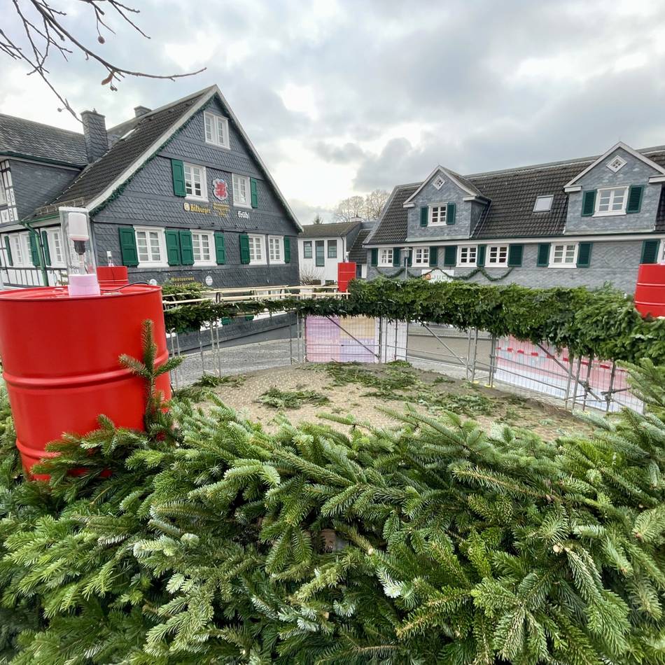 Adventszeit in Wermelskirchen: Gerüst verwandelt sich in Adventskranz