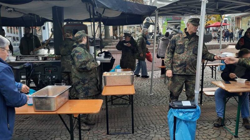 „Es ist noch Suppe da!“: Bundeswehr verteilte in Kleve Erbsensuppe für den guten Zweck