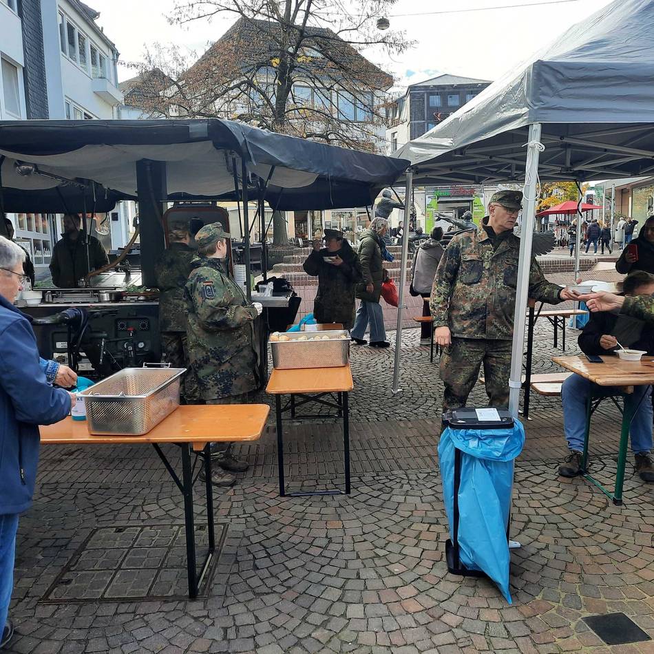 Spendensammlung im Kreis Kleve: Bundeswehr-Soldaten sammeln mehr als 5000 Euro mit Erbsensuppe