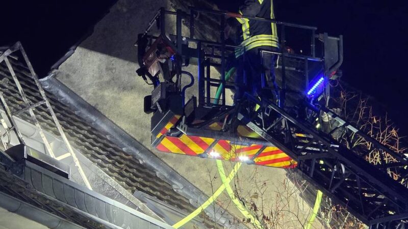 Rauch über Mönchengladbach-Heyden: Feuer auf Balkon im Dachgeschoss ausgebrochen
