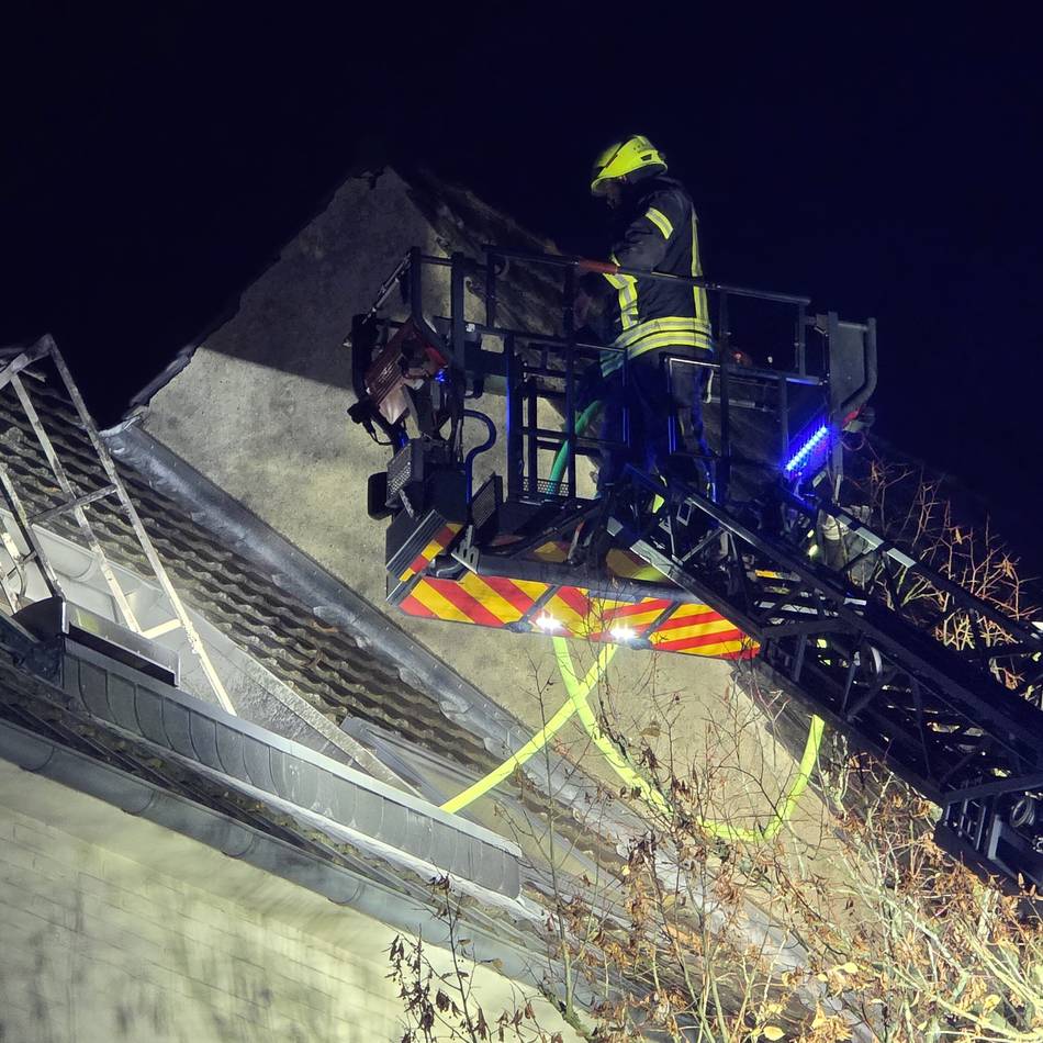 Rauch über Mönchengladbach-Heyden: Feuer auf Balkon im Dachgeschoss ausgebrochen