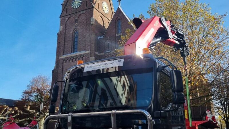 Auf dem Marktplatz in Grevenbroich: Der Weihnachtsmarkt nimmt langsam Formen an