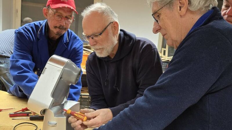 Wie in der Weihnachtswichtel-Werkstatt: Tüftler vom Repaircafé zu Besuch im Raphaelshaus