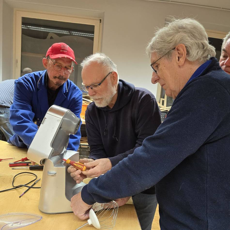 Wie in der Weihnachtswichtel-Werkstatt: Tüftler vom Repaircafé zu Besuch im Raphaelshaus