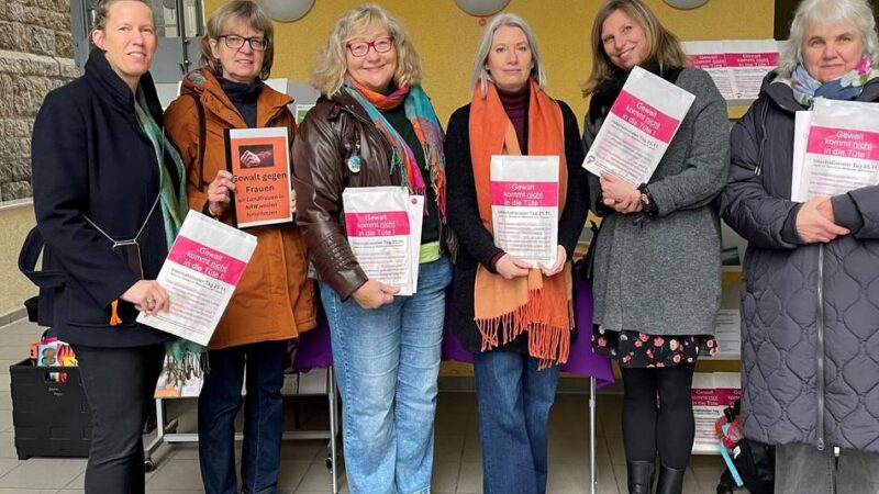 Tag gegen Gewalt an Frauen und Mädchen: Aktion in Mettmann setzt sich gegen häusliche Gewalt ein