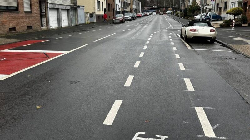 Verkehrssituation in Heyden: Anwohner-Kritik an neuem Radstreifen auf Berliner Straße