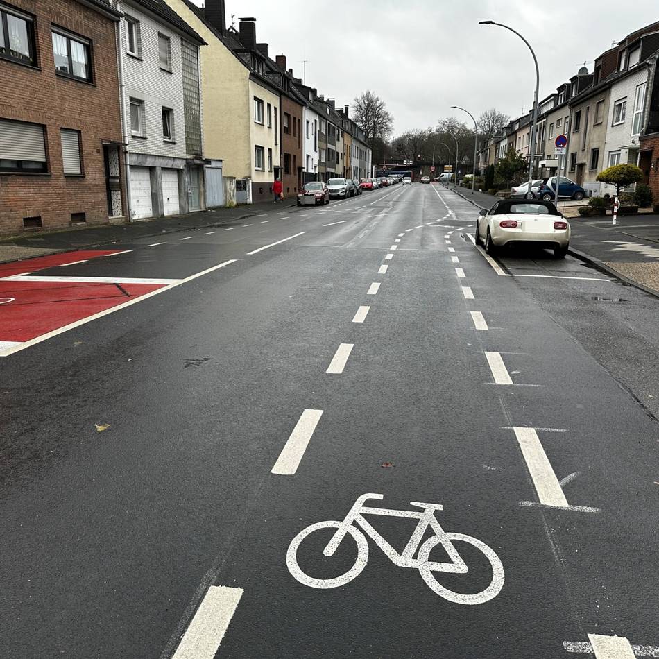 Verkehrssituation in Heyden: Anwohner-Kritik an neuem Radstreifen auf Berliner Straße