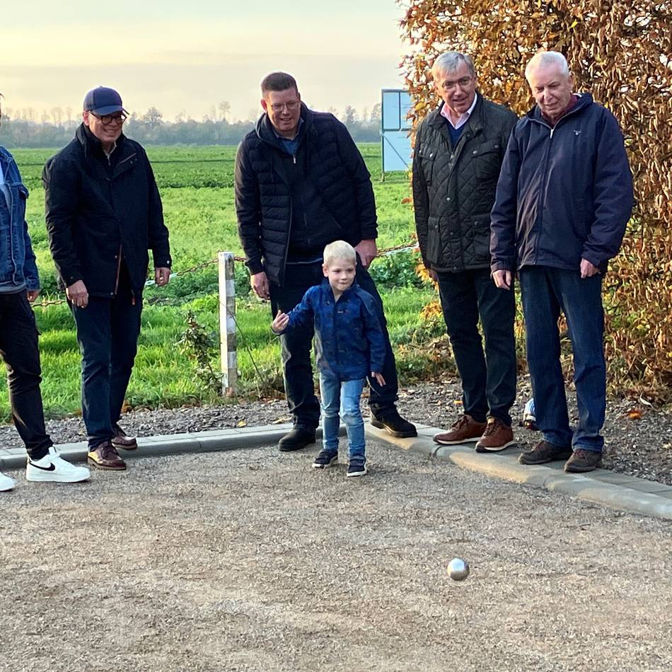 Freizeit in Korschenbroich: Lüttenglehner bauten in Eigenleistung Boulebahn