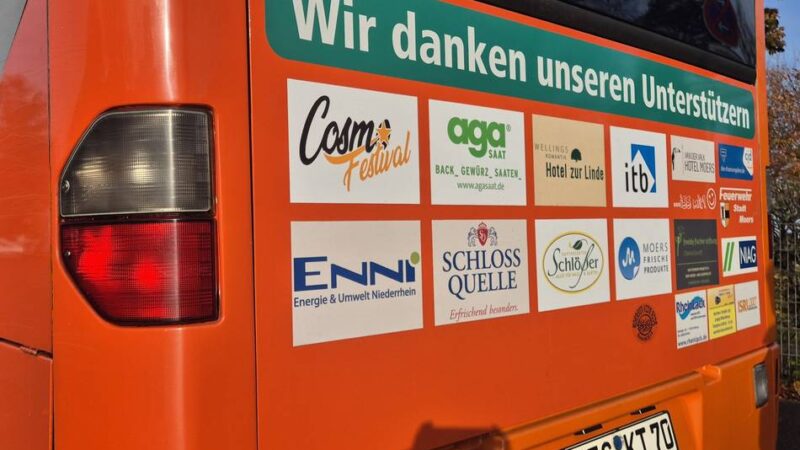 Verein aus Moers: Warum das Cosmo-Logo jetzt auf dem Kindertafel-Bus prangt