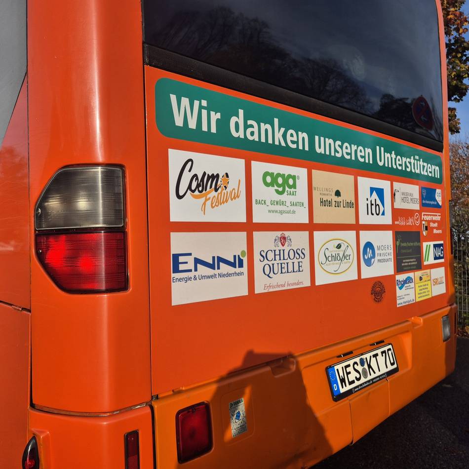 Verein aus Moers: Warum das Cosmo-Logo jetzt auf dem Kindertafel-Bus prangt