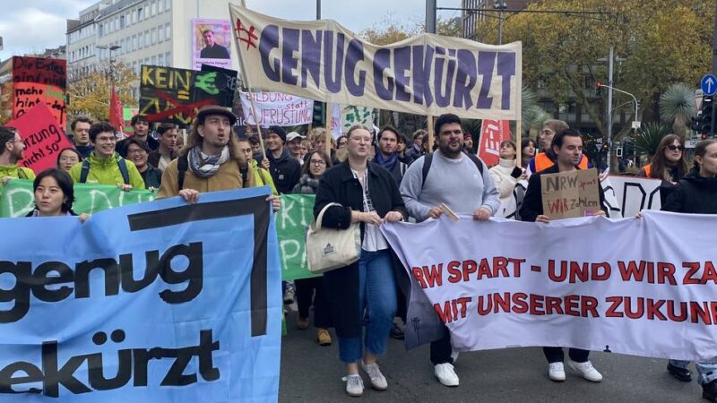 Protest gegen Sparpläne an Hochschulen: 1800 Studierende demonstrieren – „Wir sind laut, weil ihr uns die Bildung klaut“