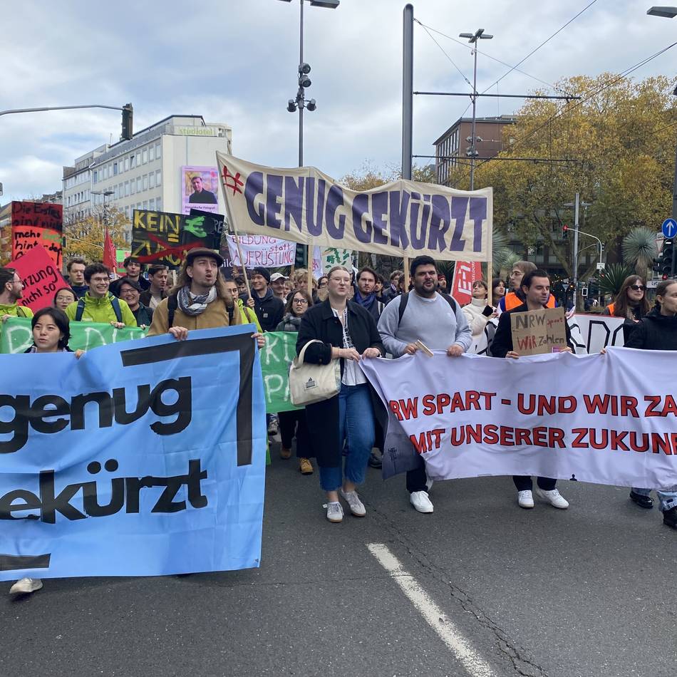 Protest gegen Sparpläne an Hochschulen: 1800 Studierende demonstrieren – „Wir sind laut, weil ihr uns die Bildung klaut“