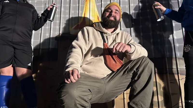 Kunst in Korschenbroich: Mädchen gestalten Graffiti-Kunstwerk am Sportplatz Glehn