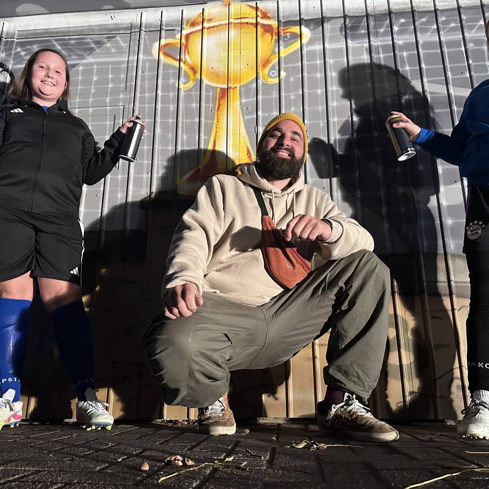 Kunst in Korschenbroich: Mädchen gestalten Graffiti-Kunstwerk am Sportplatz Glehn