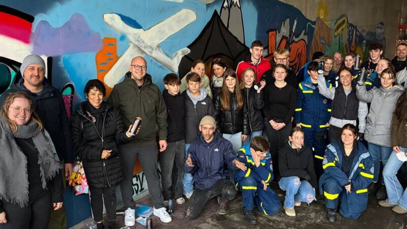 An der B8 in Dinslaken: Bahnunterführung mit gewollten Graffiti – das steckt dahinter