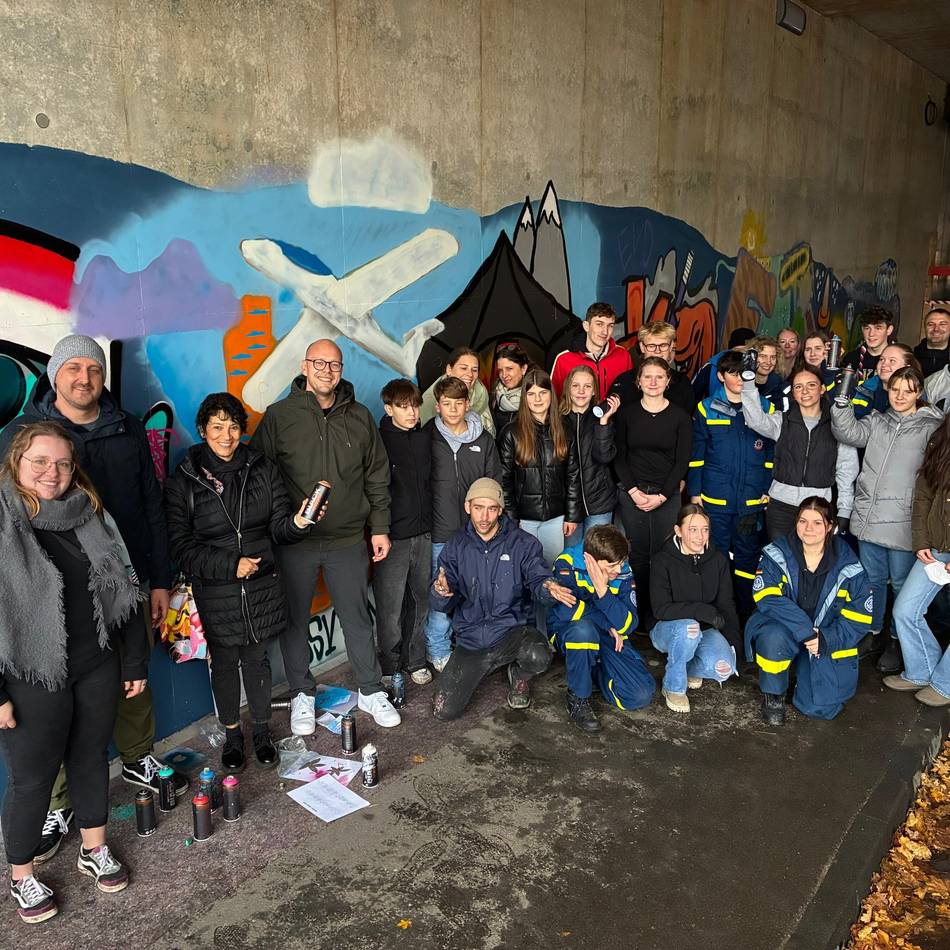 An der B8 in Dinslaken: Bahnunterführung mit gewollten Graffiti – das steckt dahinter