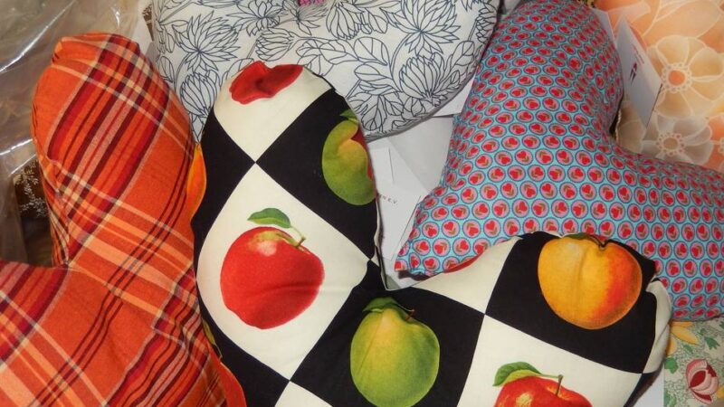 Hückeswagenerinnen nähen ür Brustkrebspatientinnen: Die „Herzfrauen“ der kfd steuern 6000. Herzkissen an