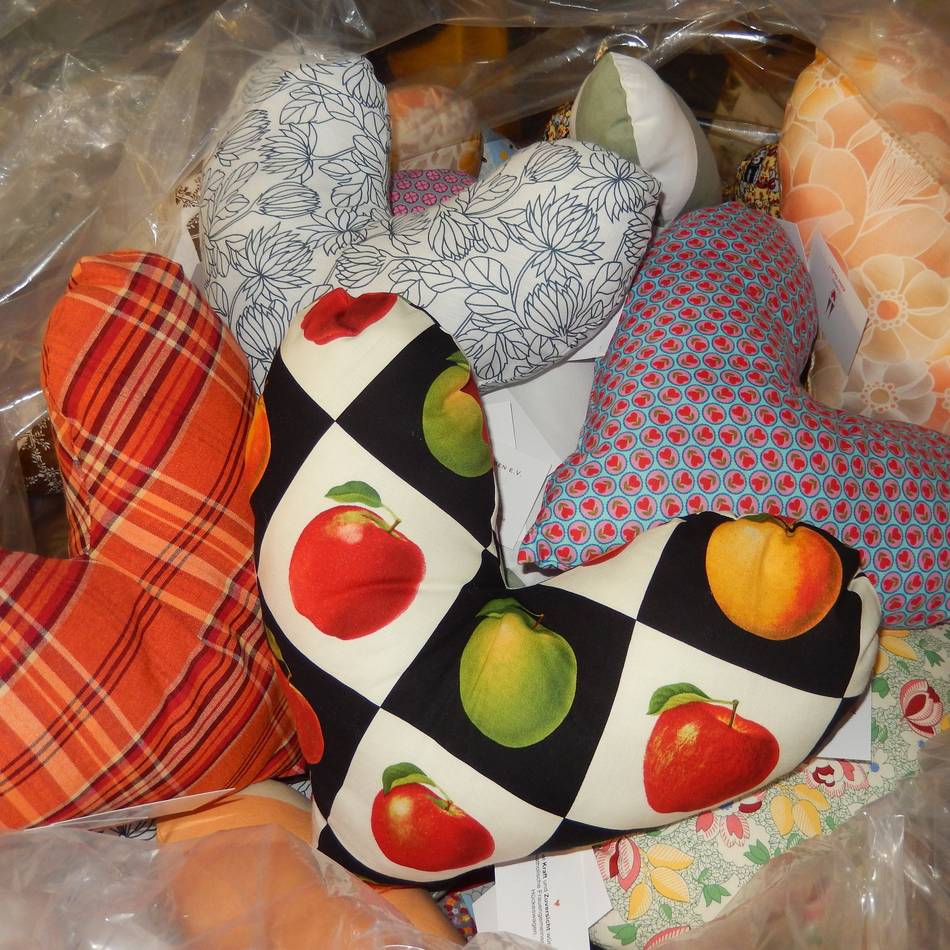 Hückeswagenerinnen nähen ür Brustkrebspatientinnen: Die „Herzfrauen“ der kfd steuern 6000. Herzkissen an