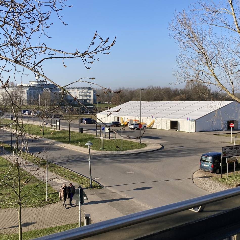 Im Februar in Wesel: Diese Partys und jecken Veranstaltungen finden 2026 im Festzelt am Rhein statt