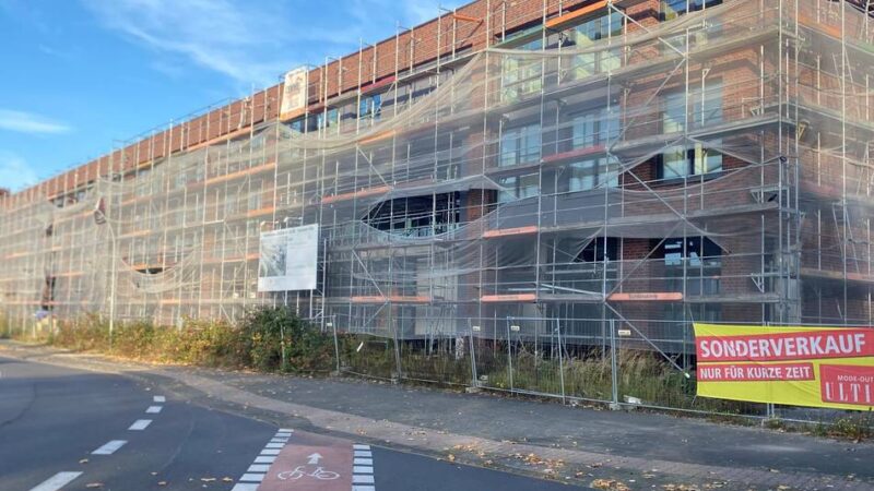 Neubau in Mönchengladbach: Unkraut sprießt im Hotelrohbau an der Künkelstraße