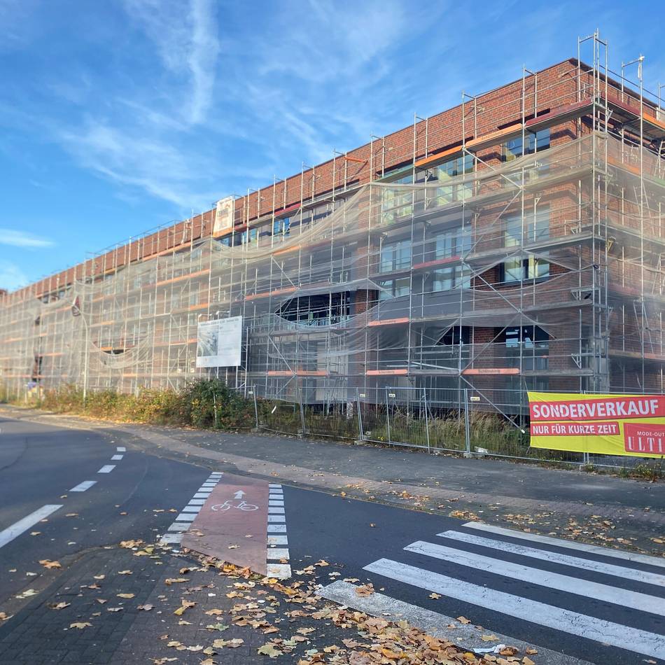 Neubau in Mönchengladbach: Unkraut sprießt im Hotelrohbau an der Künkelstraße