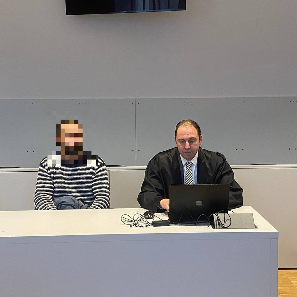 Geständnis bei Prozessauftakt in Mönchengladbach: Tesla-Fahrer raste mit Vollgas und ohne Führerschein in Taxi