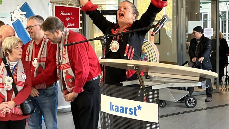 Hoppeditz-Erwachen in Kaarst: Daniela Frimmersdorf nimmt „Horny“ und „Uschi“ aufs Korn