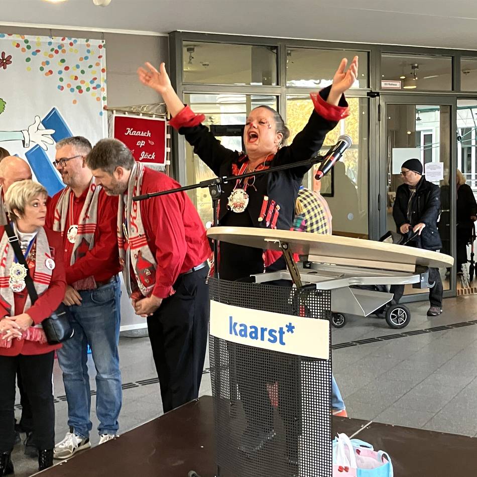 Hoppeditz-Erwachen in Kaarst: Daniela Frimmersdorf nimmt „Horny“ und „Uschi“ aufs Korn