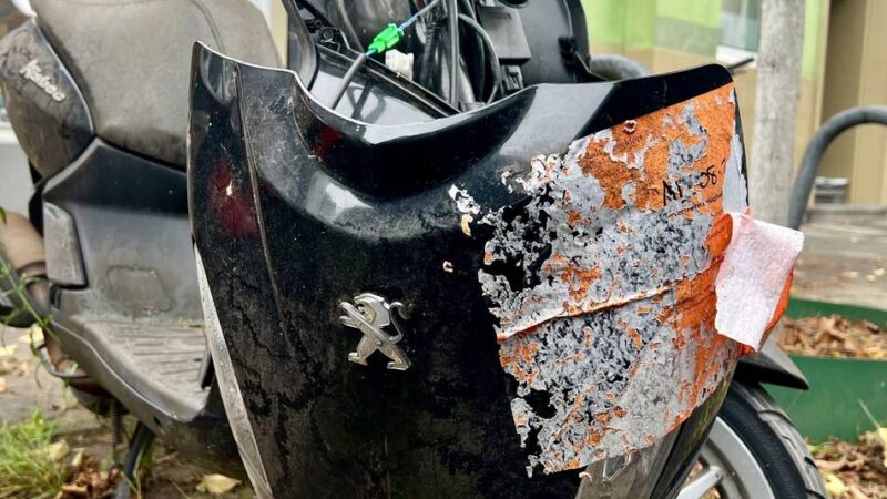 Müll in Düsseldorf: Schrottroller vergammelt drei Jahre vor Buchhandlung