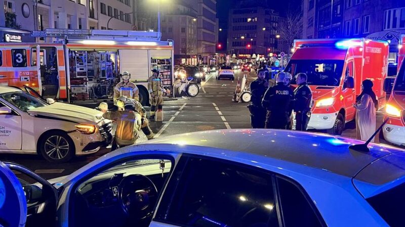 Großer Einsatz von Feuerwehr und Polizei: Zusammenstoß mit Taxi – Kreuzung am Wehrhahn nach Unfall gesperrt