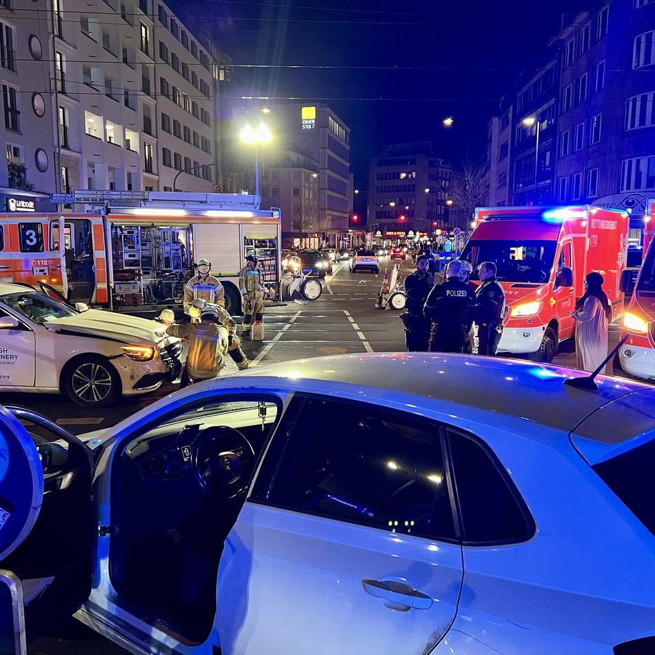 Großer Einsatz von Feuerwehr und Polizei: Zusammenstoß mit Taxi – Kreuzung am Wehrhahn nach Unfall gesperrt