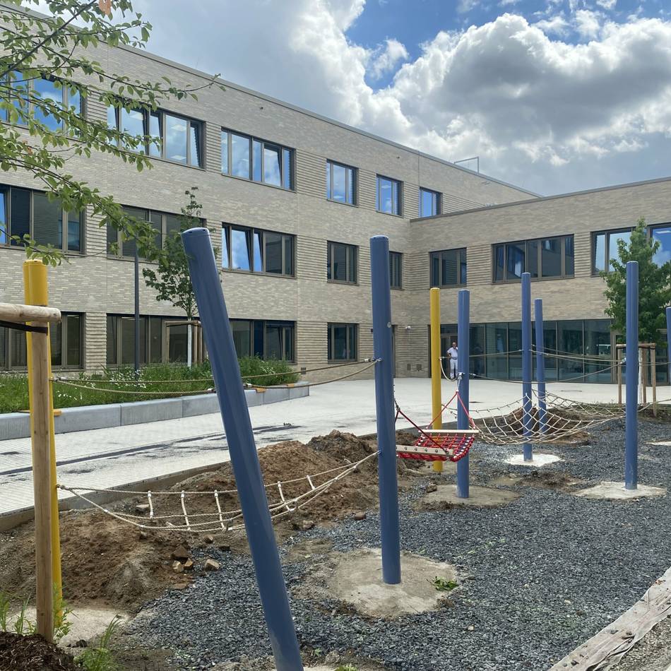 Masterplan Schulen in Düsseldorf: Nach einer Vergabe-Klage stockt die Gestaltung der Außenanlage