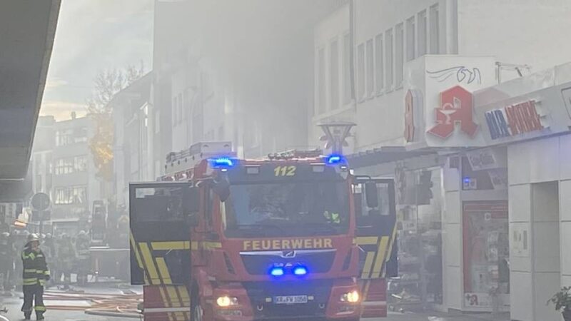 Großeinsatz in Krefeld: Feuer in Tedi-Filiale – Mitarbeiterinnen verhindern Schlimmeres