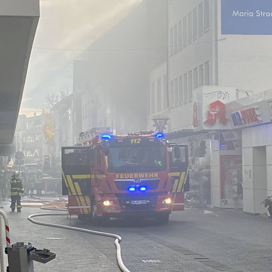Großeinsatz in Krefeld: Feuer in Tedi-Filiale – Mitarbeiterinnen verhindern Schlimmeres
